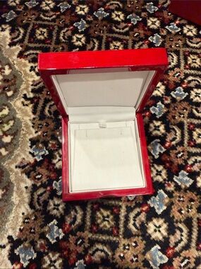 Wooden jewelry box for necklace or earrings